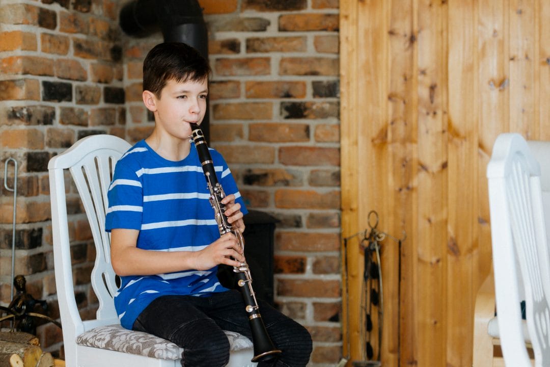 imagen de niño tocando el clarinete | clases de clarinete colorado 